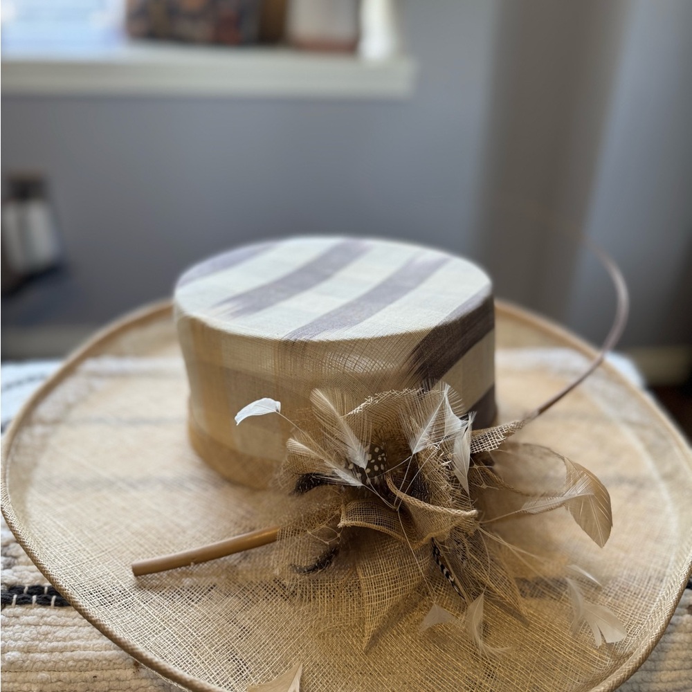 Elegant Tan and Cream Women's Hat - Picture 2 of 6